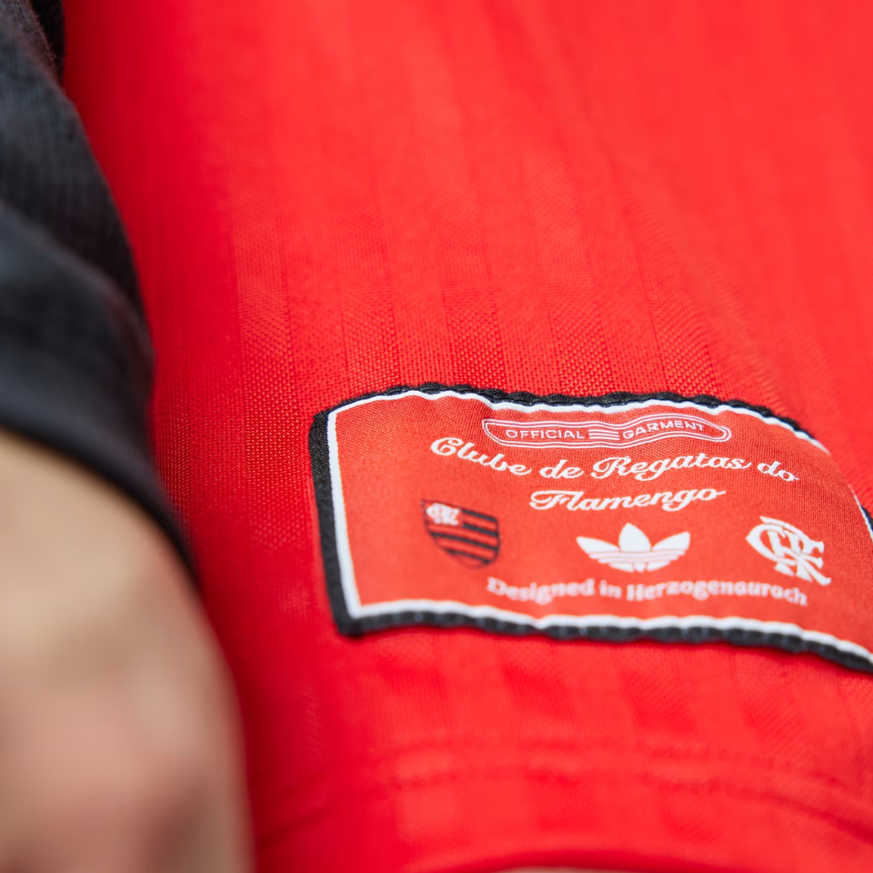 Camisa Adidas Flamengo Icons 2025/26 - detalhe da gola