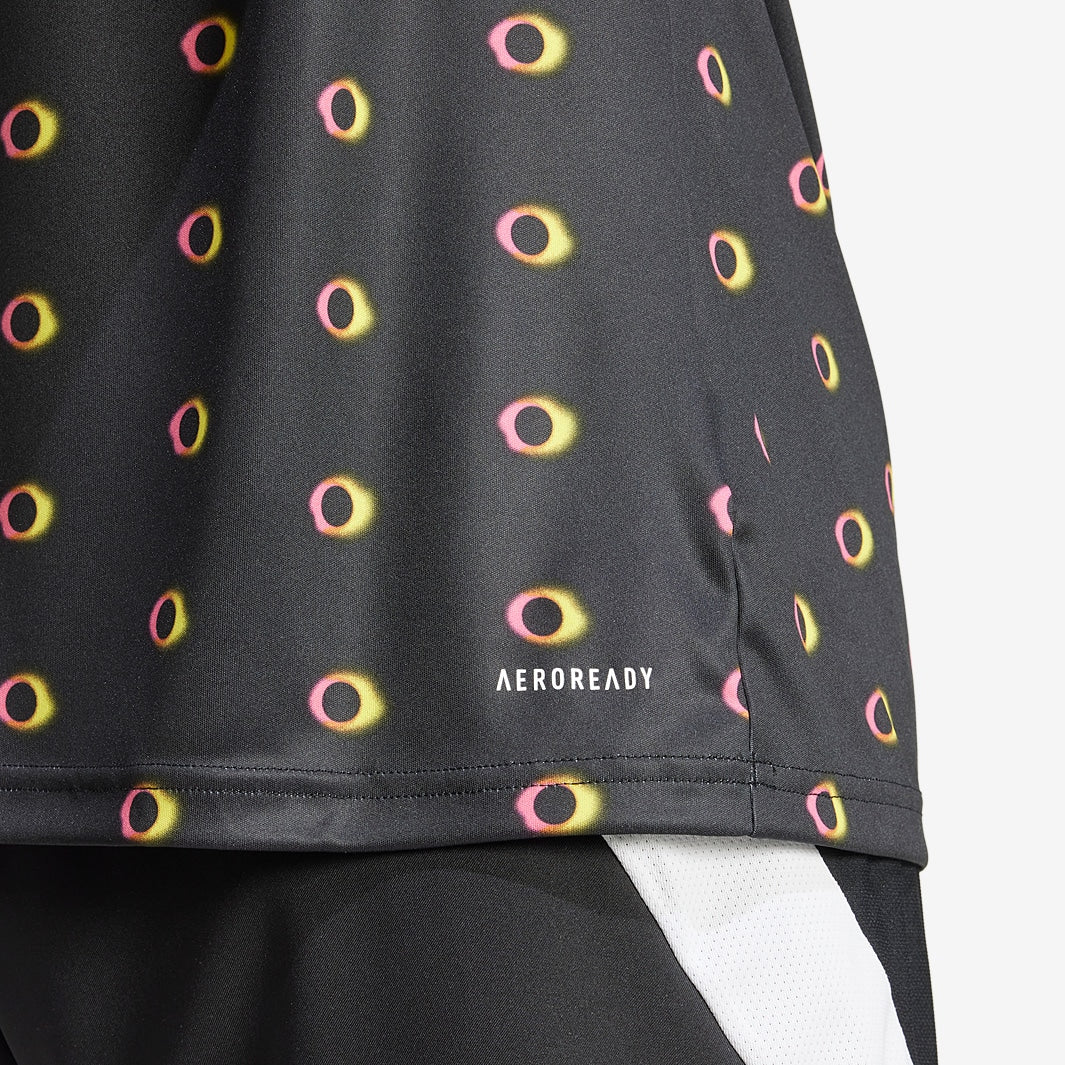 Camisa Adidas Juventus FC 2024/25 Pré-Jogo - detalhe da manga