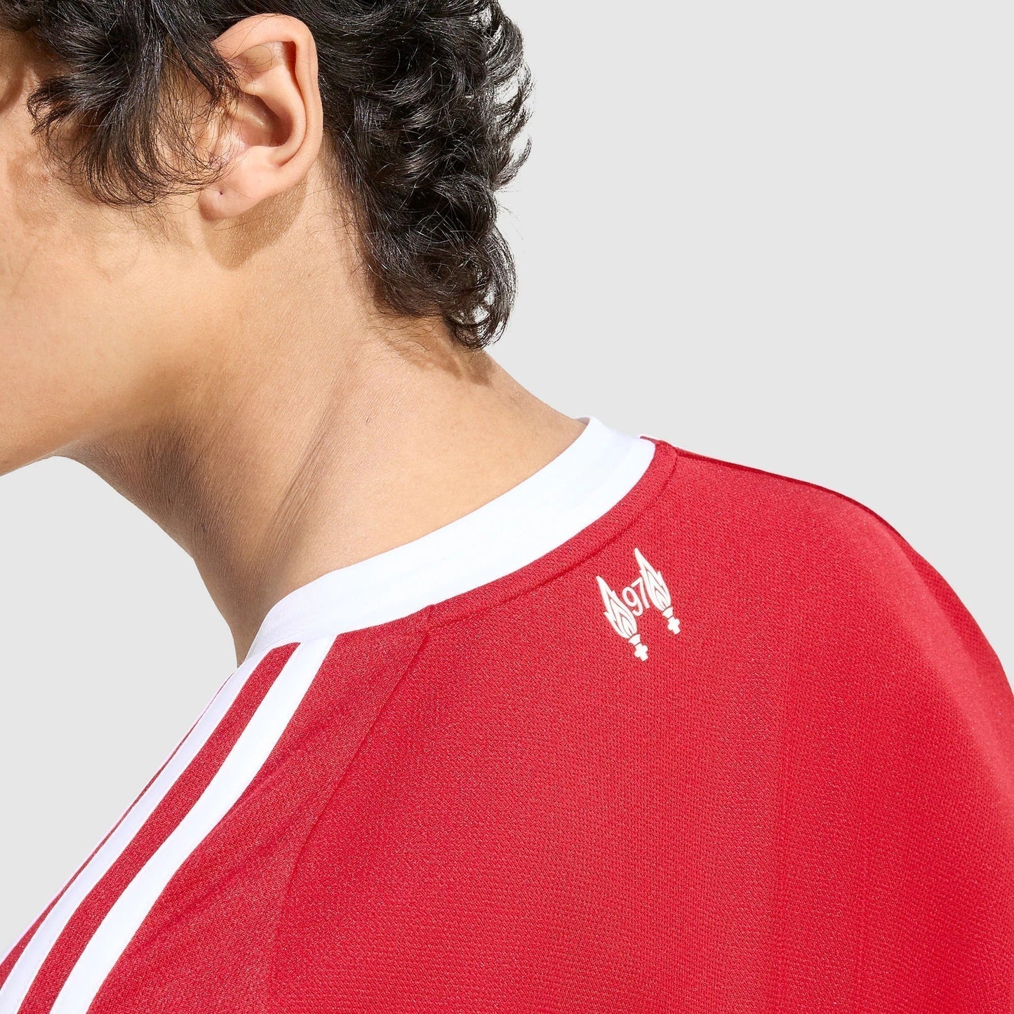 Camisa adidas Liverpool 2025/26 I Manga Longa - detalhe da manga