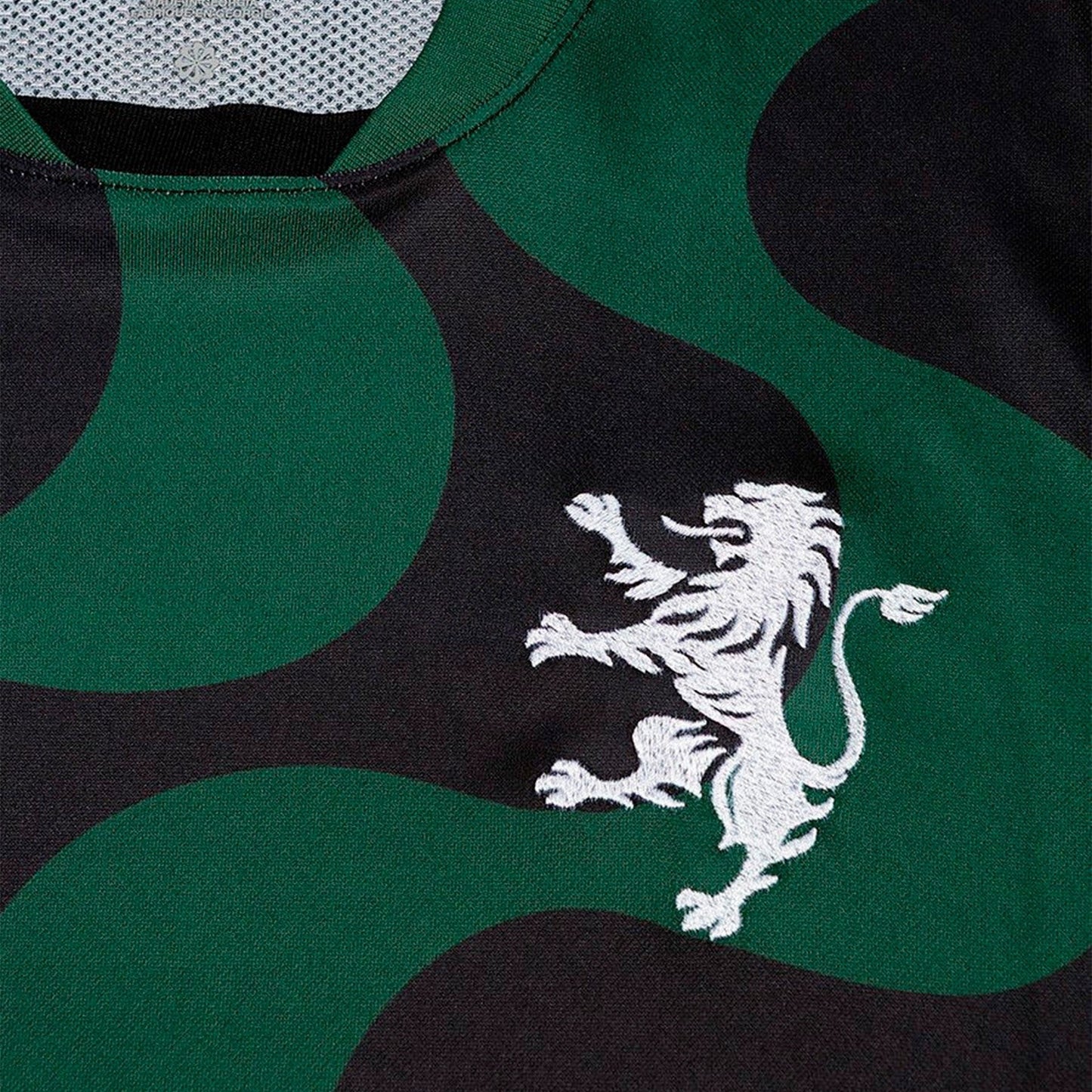 Camisa Sporting 2025/26 II Preta - detalhe da gola