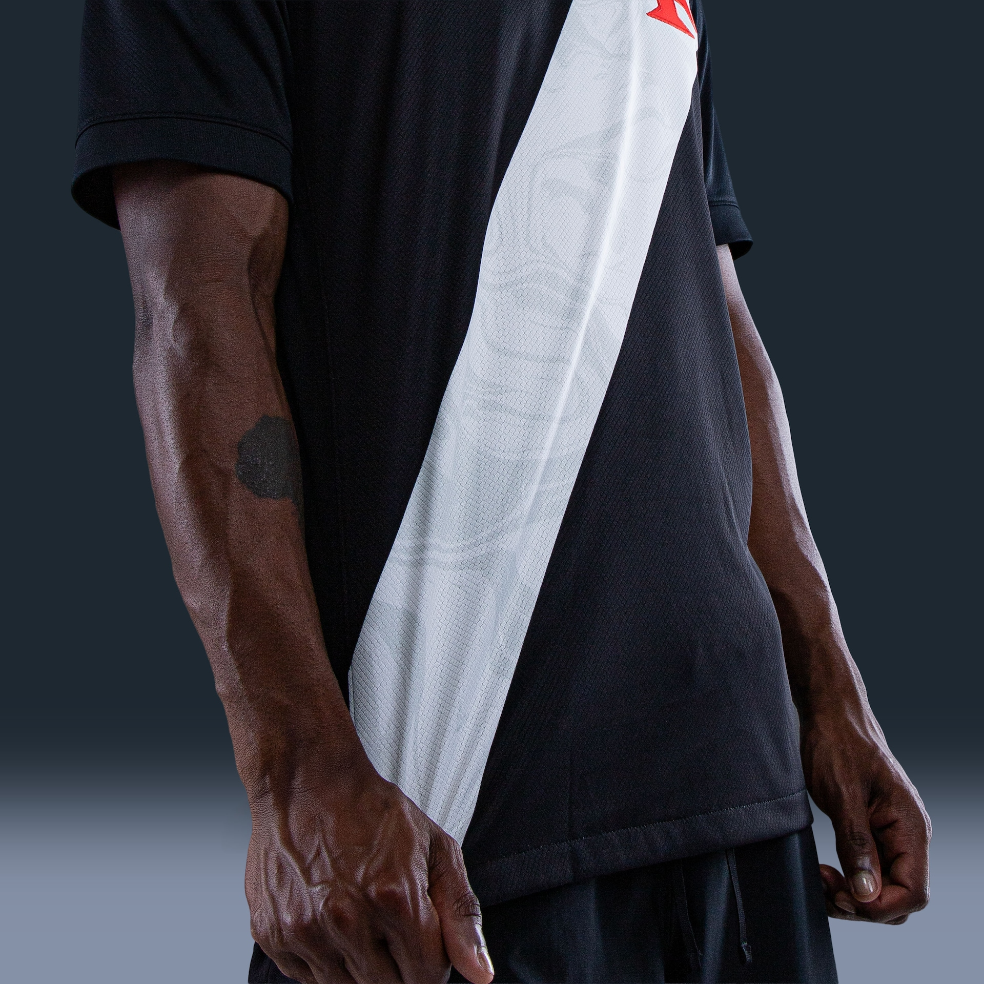 Camisa Nike Vasco 2026/27 I ROBERT R. N° 30 - detalhe da gola
