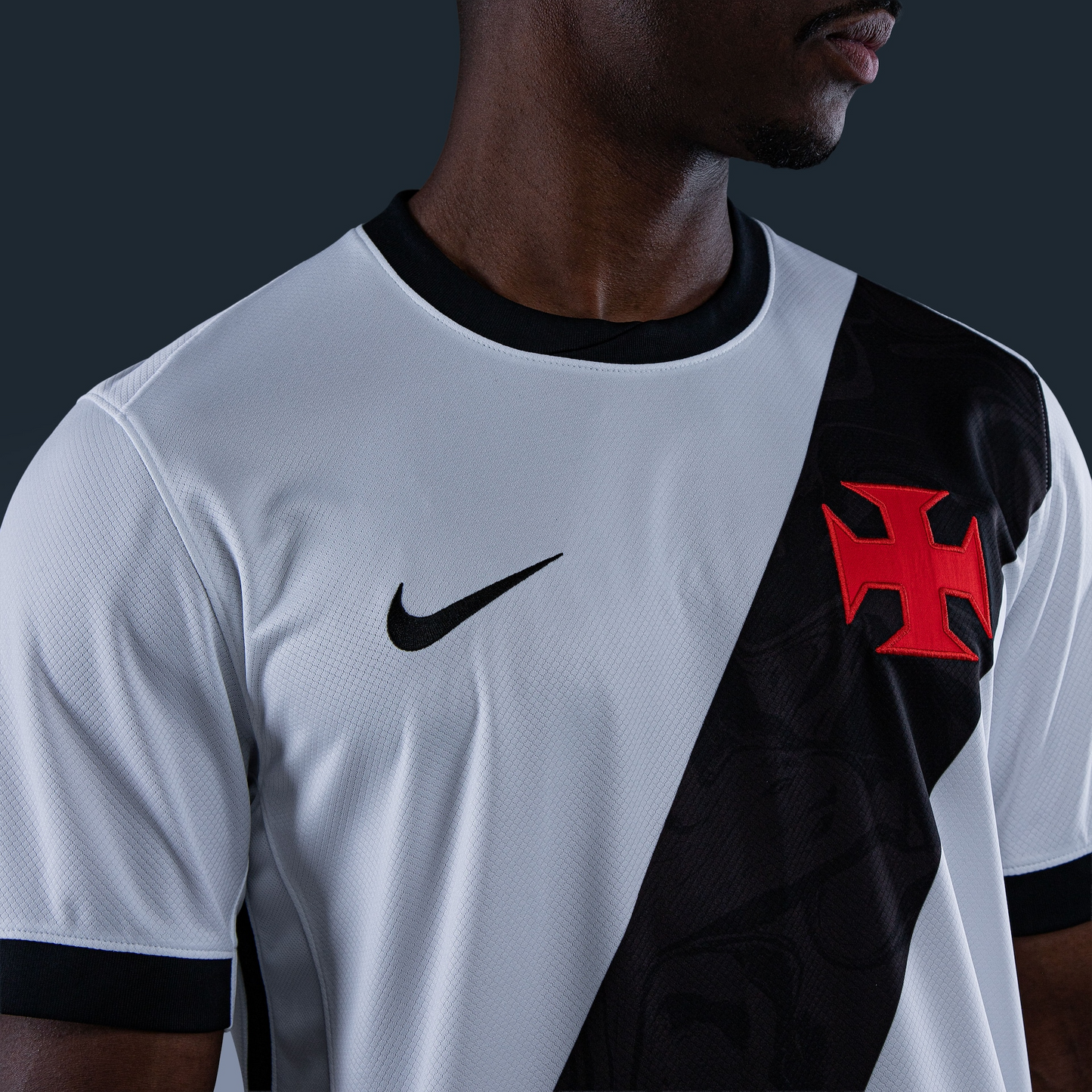 Camisa Nike Vasco 2026/27 II BRENNER N° 20 - detalhe da manga