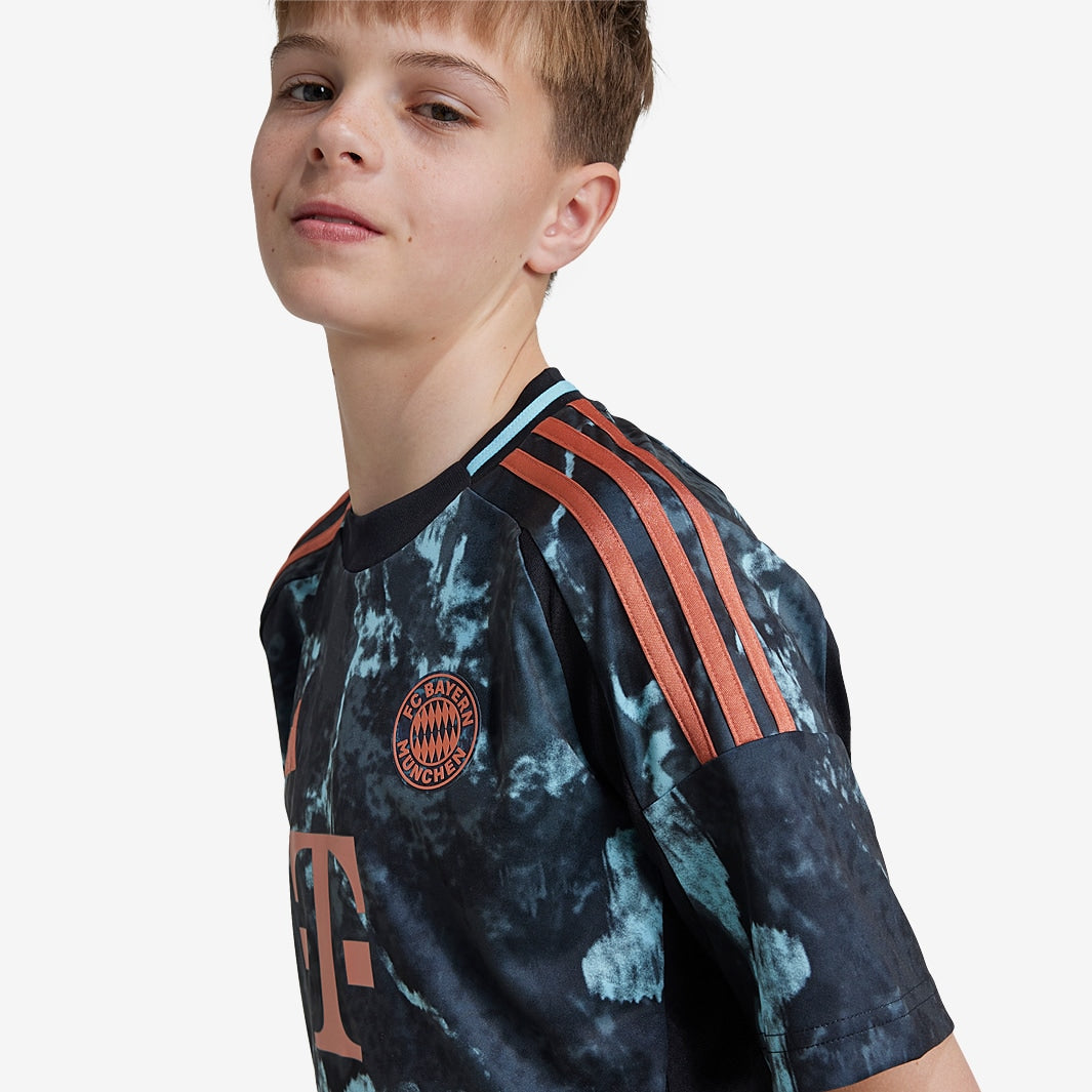 Conjunto Infantil Adidas Bayern de Munique 2024/25 II Torcedor - detalhe da gola