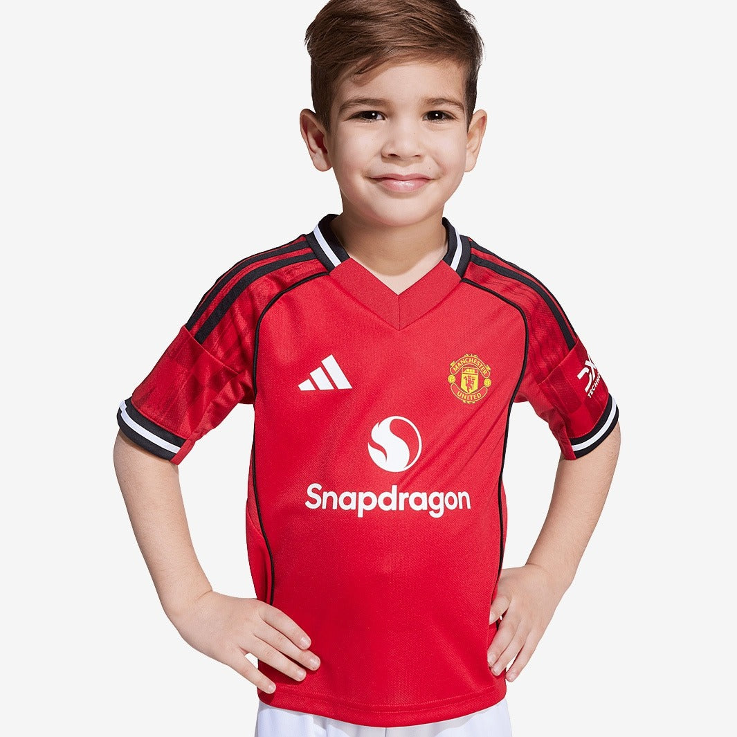 Conjunto Infantil Adidas Manchester United 2025/26 Torcedor - detalhe da gola