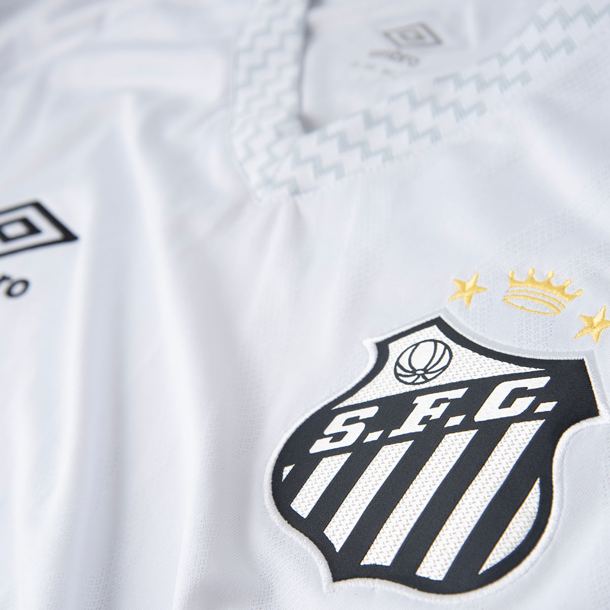 Camisa Masculina Umbro Santos Torcedor 2025/26 I - detalhe da gola