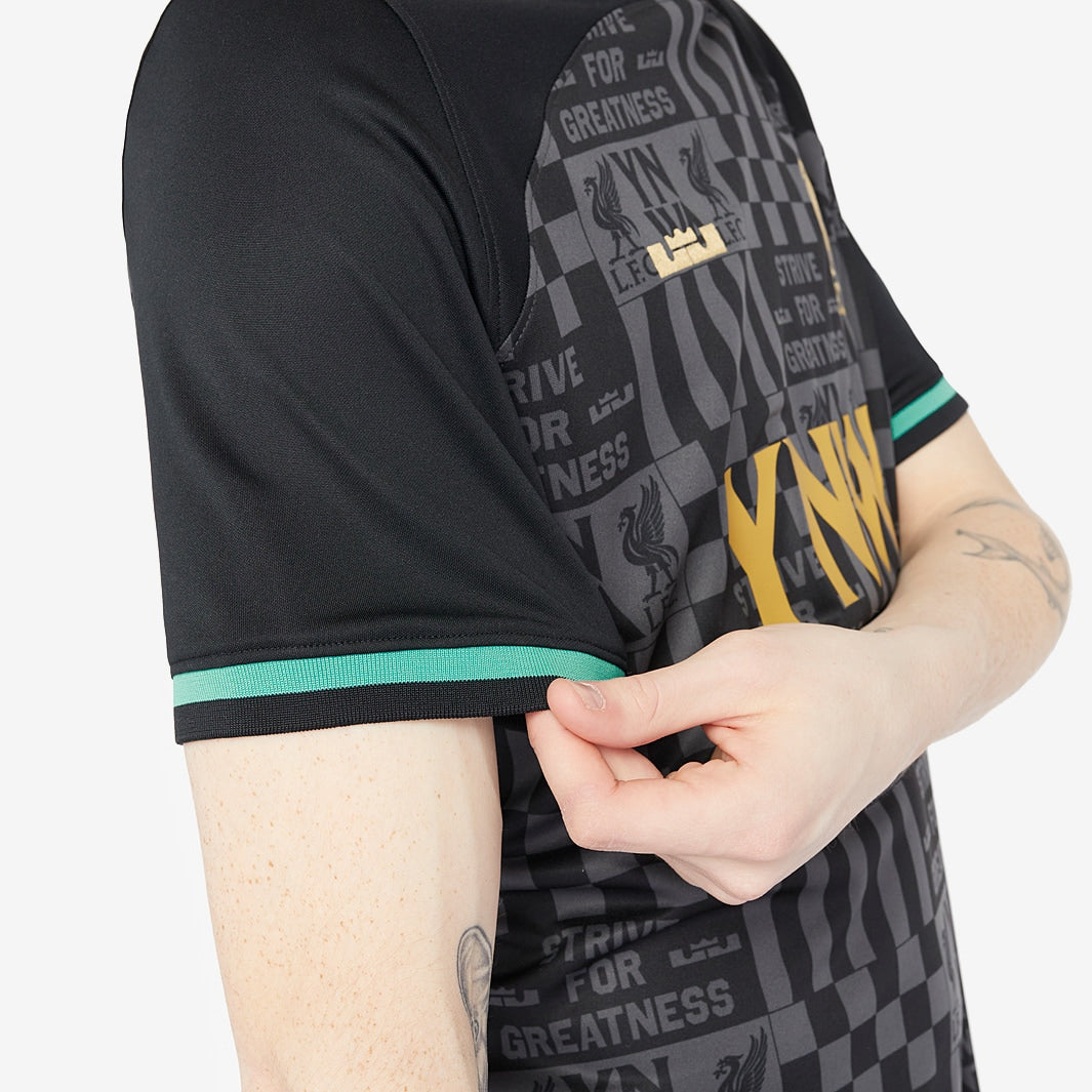 Camisa Nike LeBron James Liverpool FC 2024/25 I Torcedor - detalhe da gola