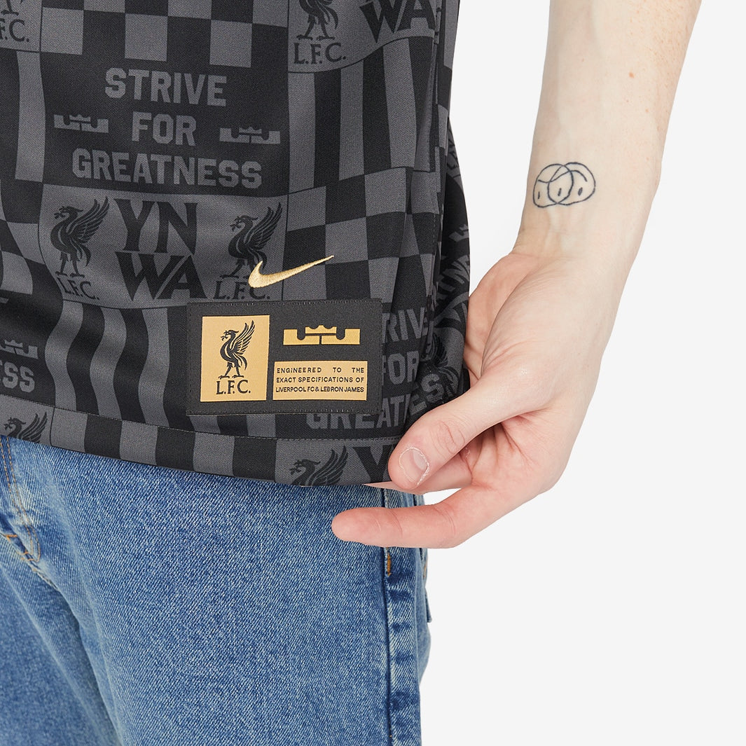 Camisa Nike LeBron James Liverpool FC 2024/25 I Torcedor - detalhe da manga