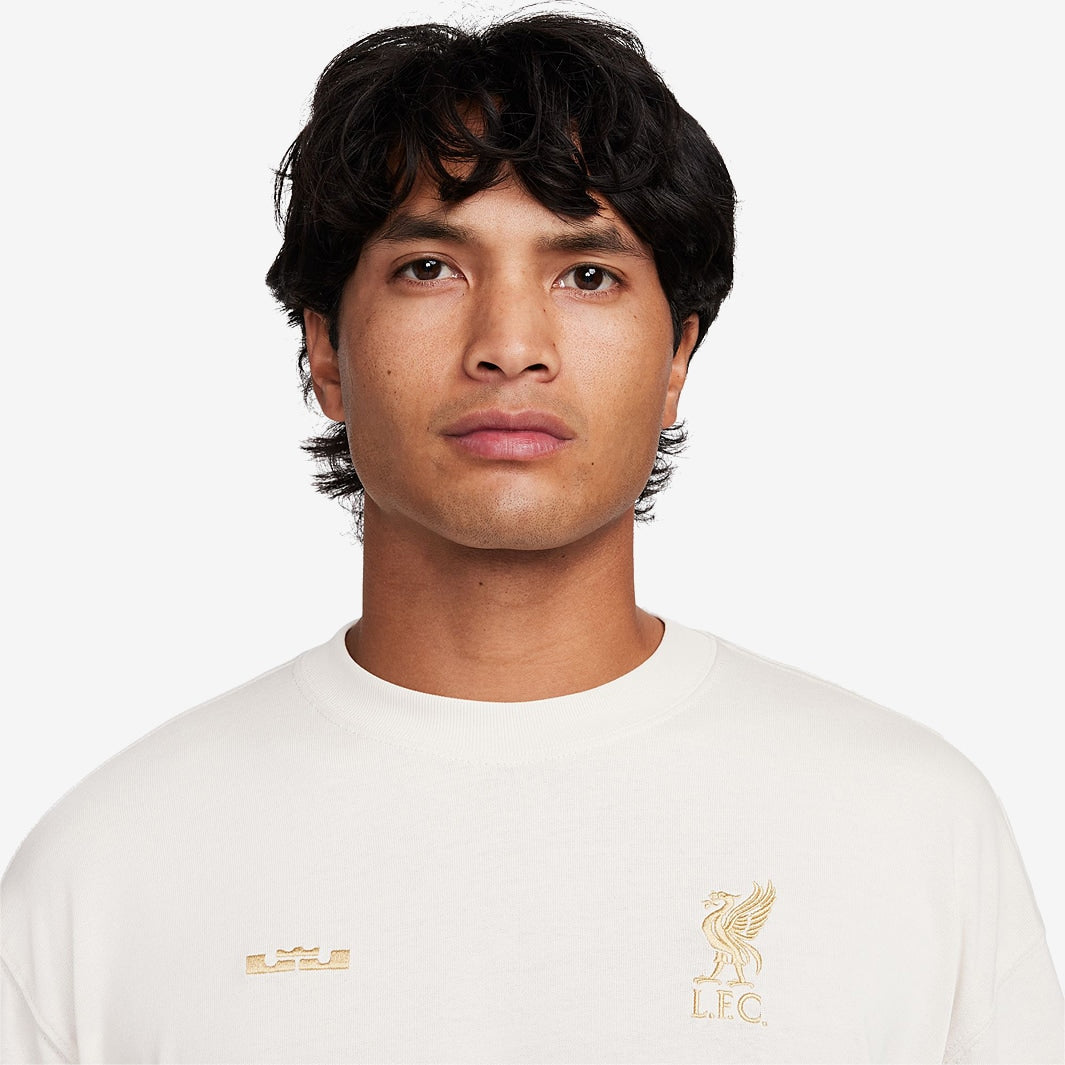 Camisa Nike LeBron James Liverpool FC - detalhe da gola