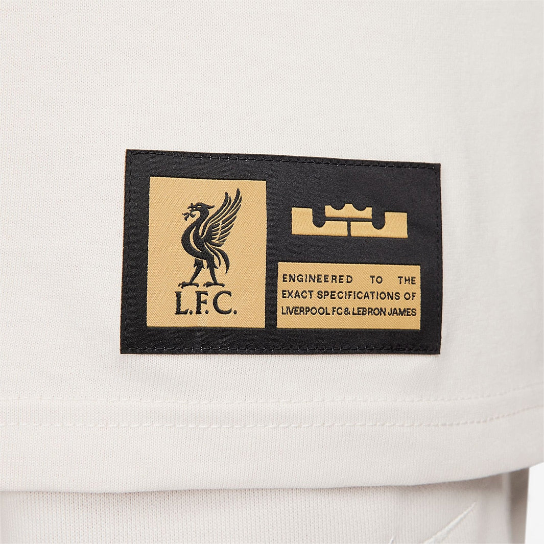 Camisa Nike LeBron James Liverpool FC - detalhe da manga