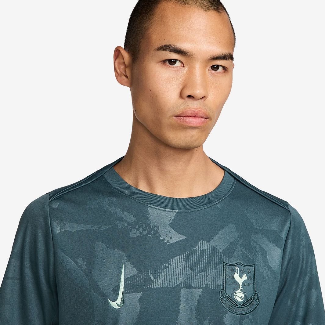 Camisa Nike Tottenham FC 2024/25 Pré-Jogo - detalhe da gola