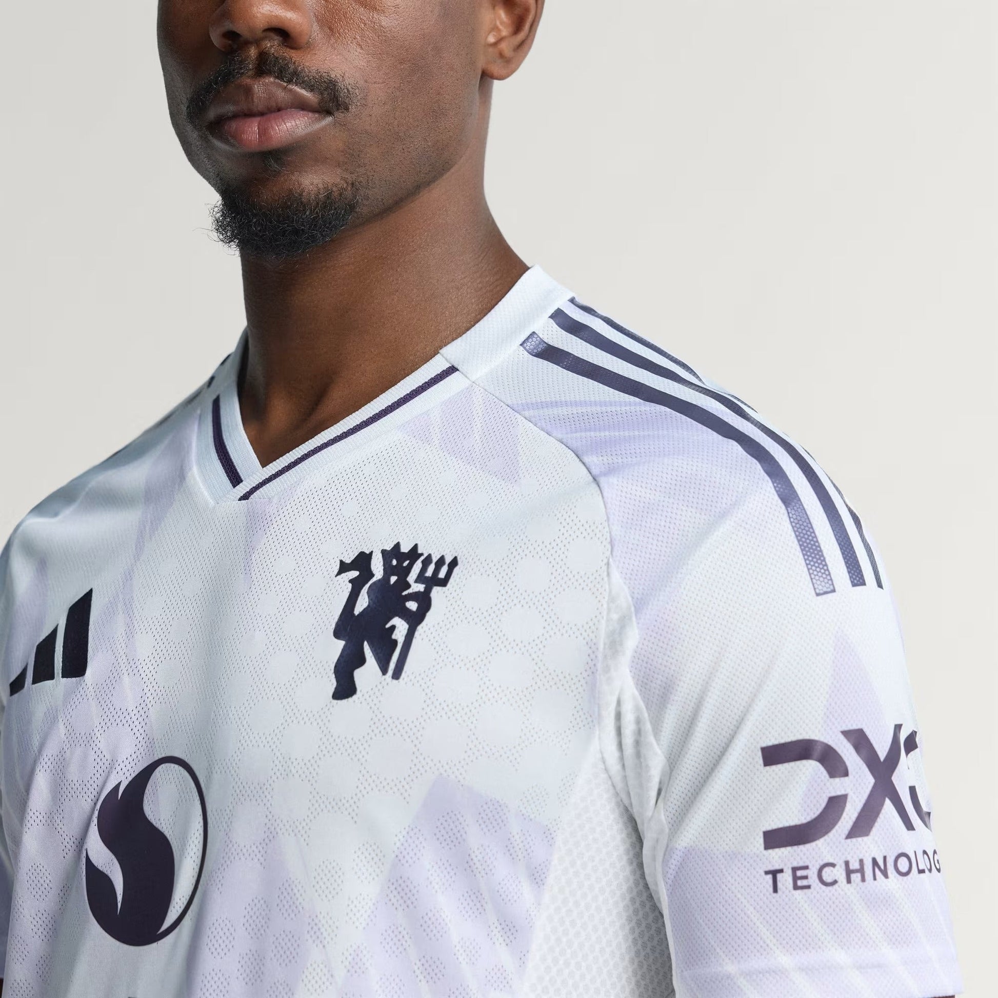 Camisa Adidas Manchester United 2025/26 II - detalhe