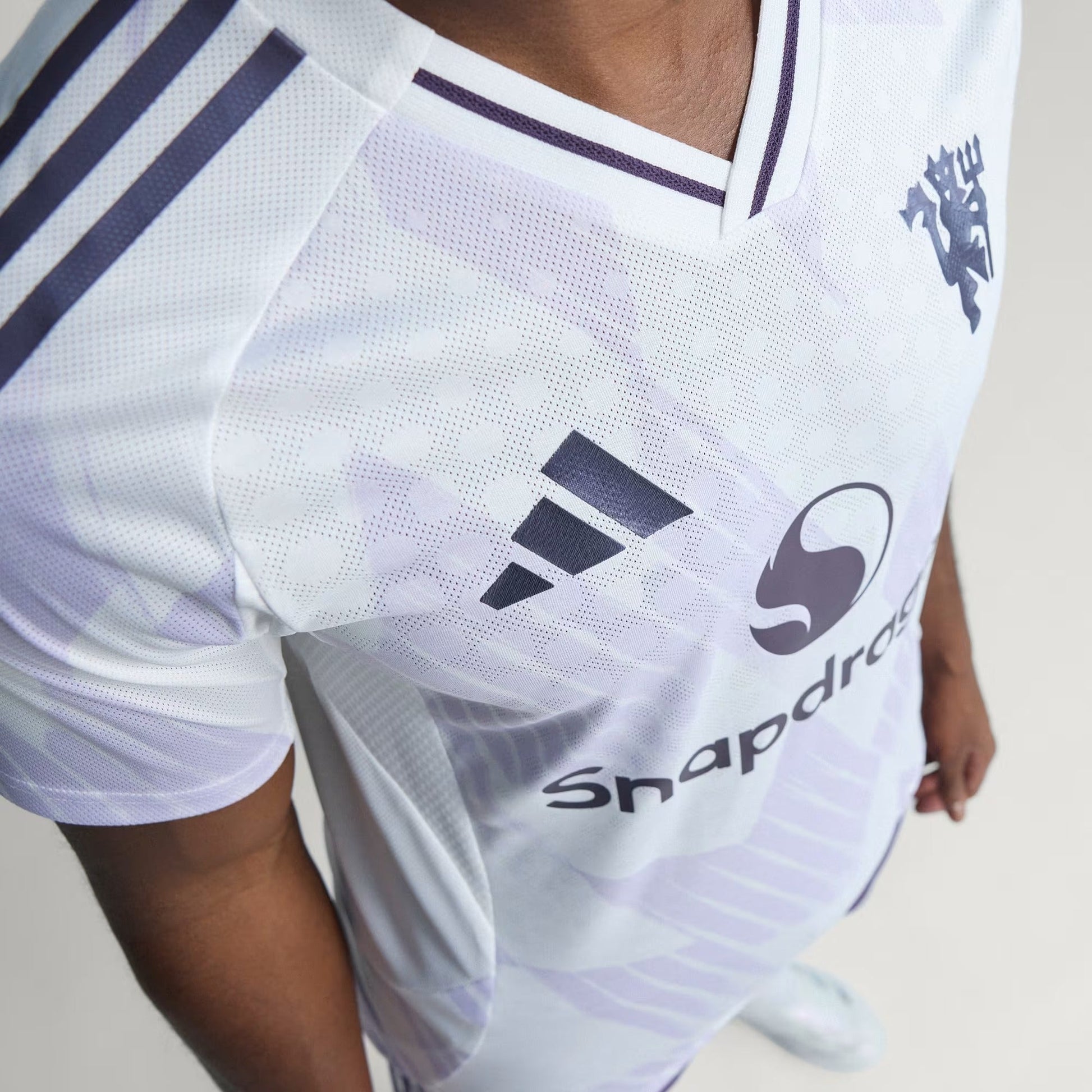 Camisa Adidas Manchester United 2025/26 II - detalhe