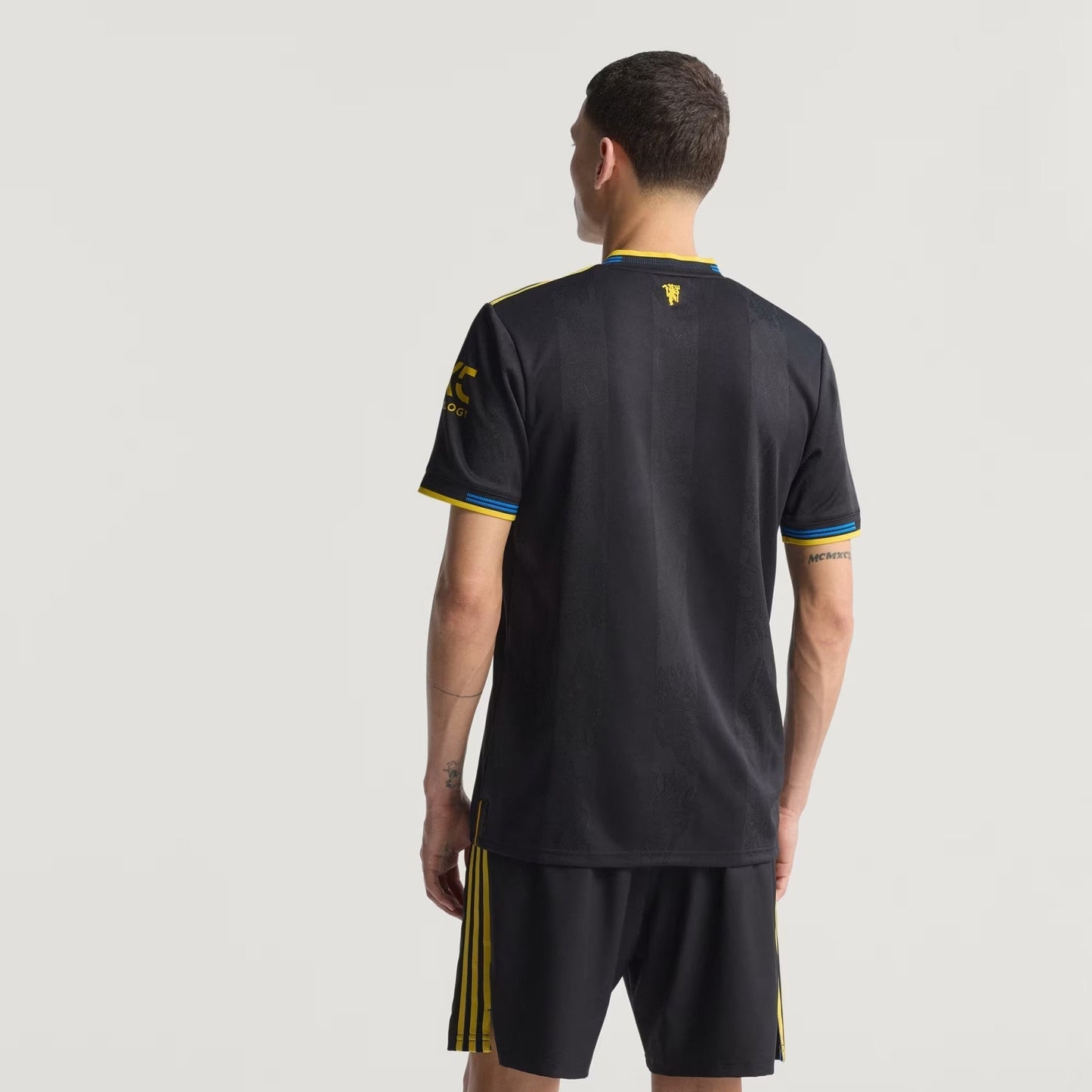 Camisa Adidas Manchester United 2025/26 III - detalhe da gola