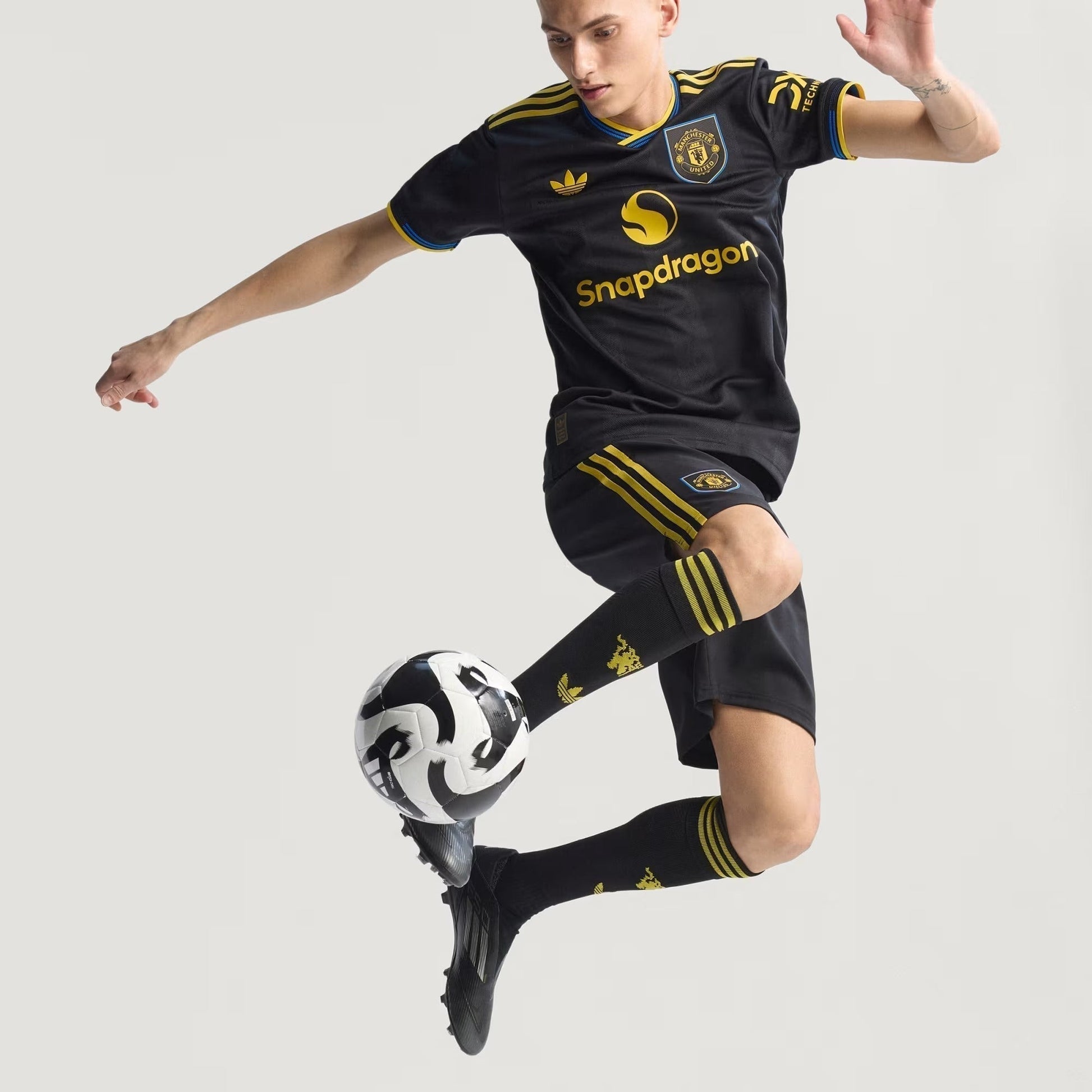 Camisa Adidas Manchester United 2025/26 III - etiqueta