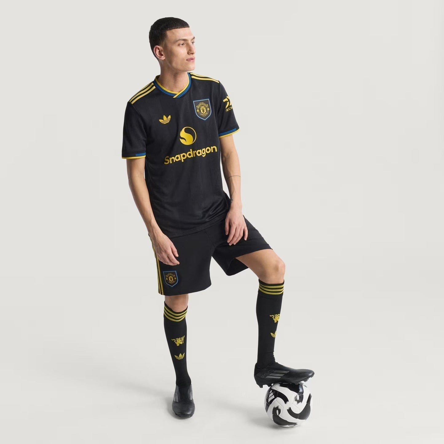 Camisa Adidas Manchester United 2025/26 III - detalhe
