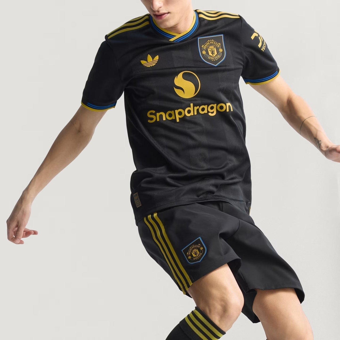 Camisa Adidas Manchester United 2025/26 III - detalhe