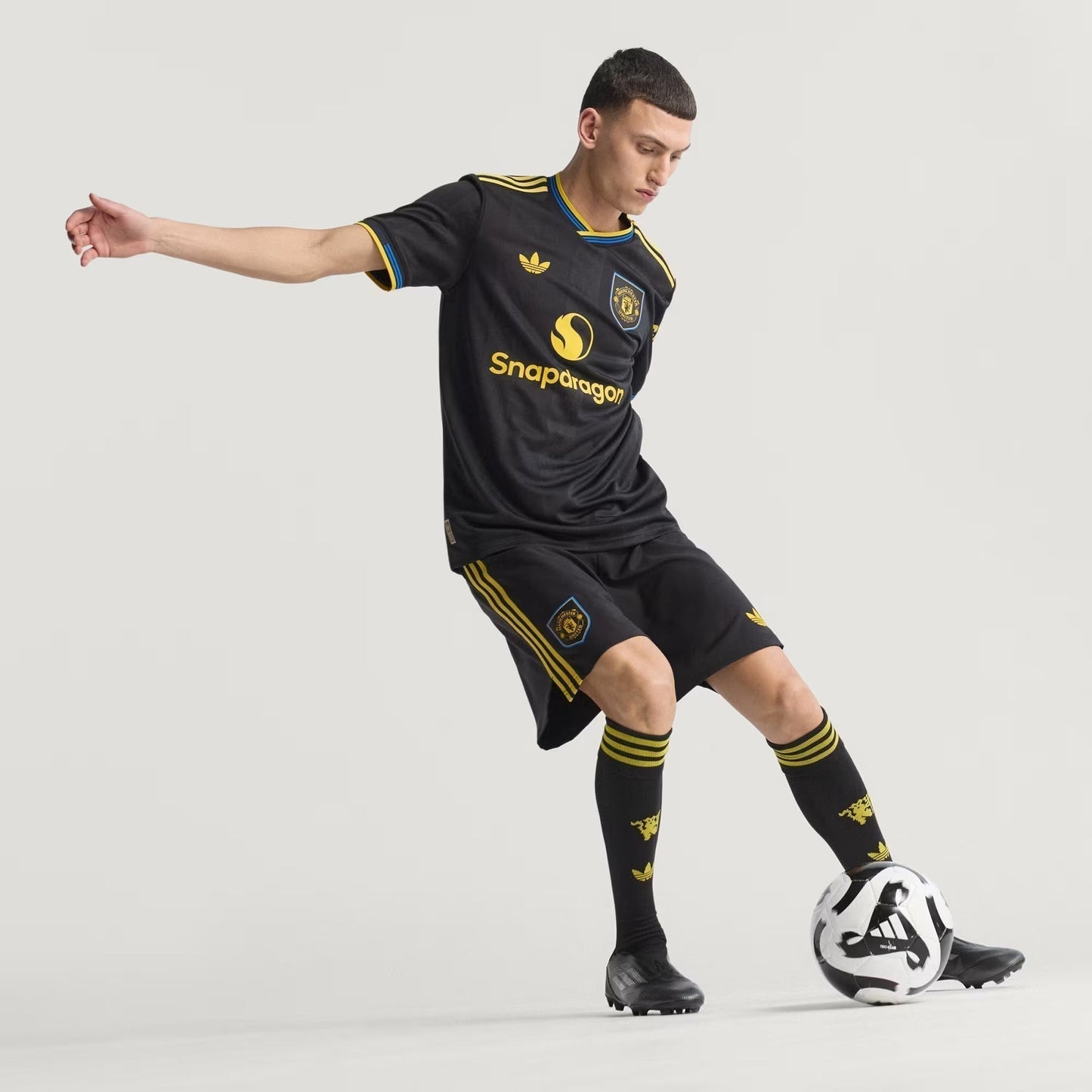 Camisa Adidas Manchester United 2025/26 III - detalhe