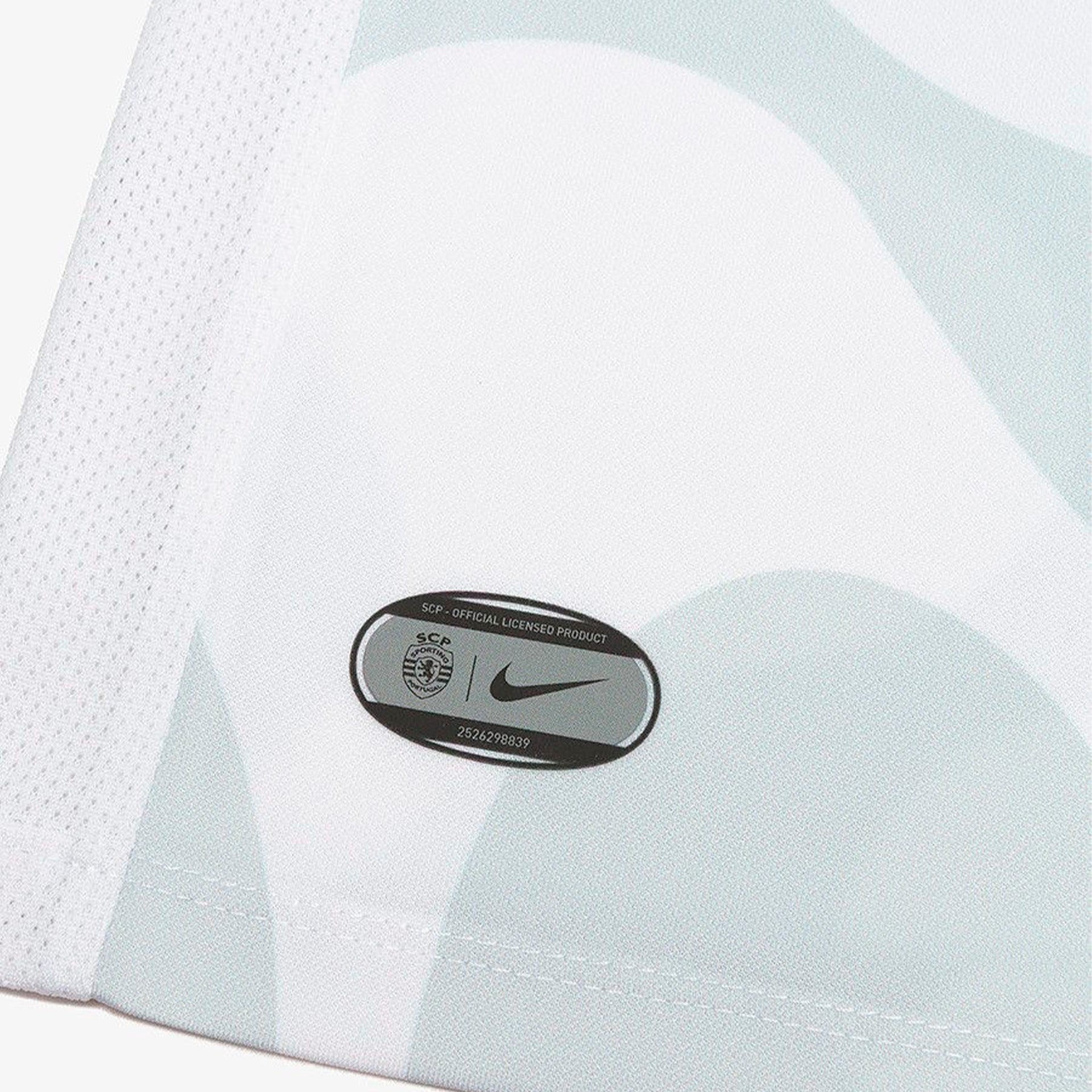 Camisa Sporting 2025/26 II - detalhe da gola