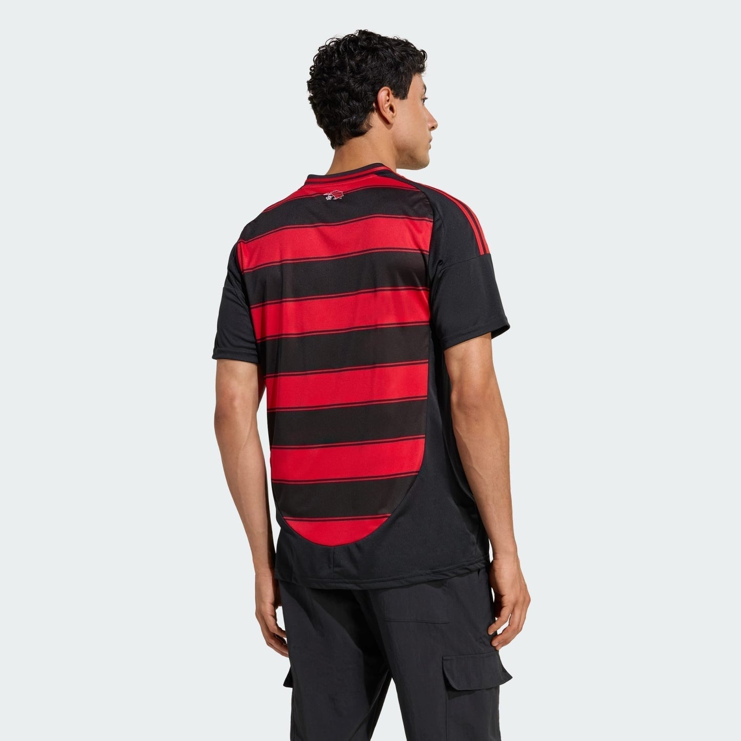 Camisa Adidas Flamengo 2025/26 I LÉO ORTIZ N° 3 - detalhe da manga