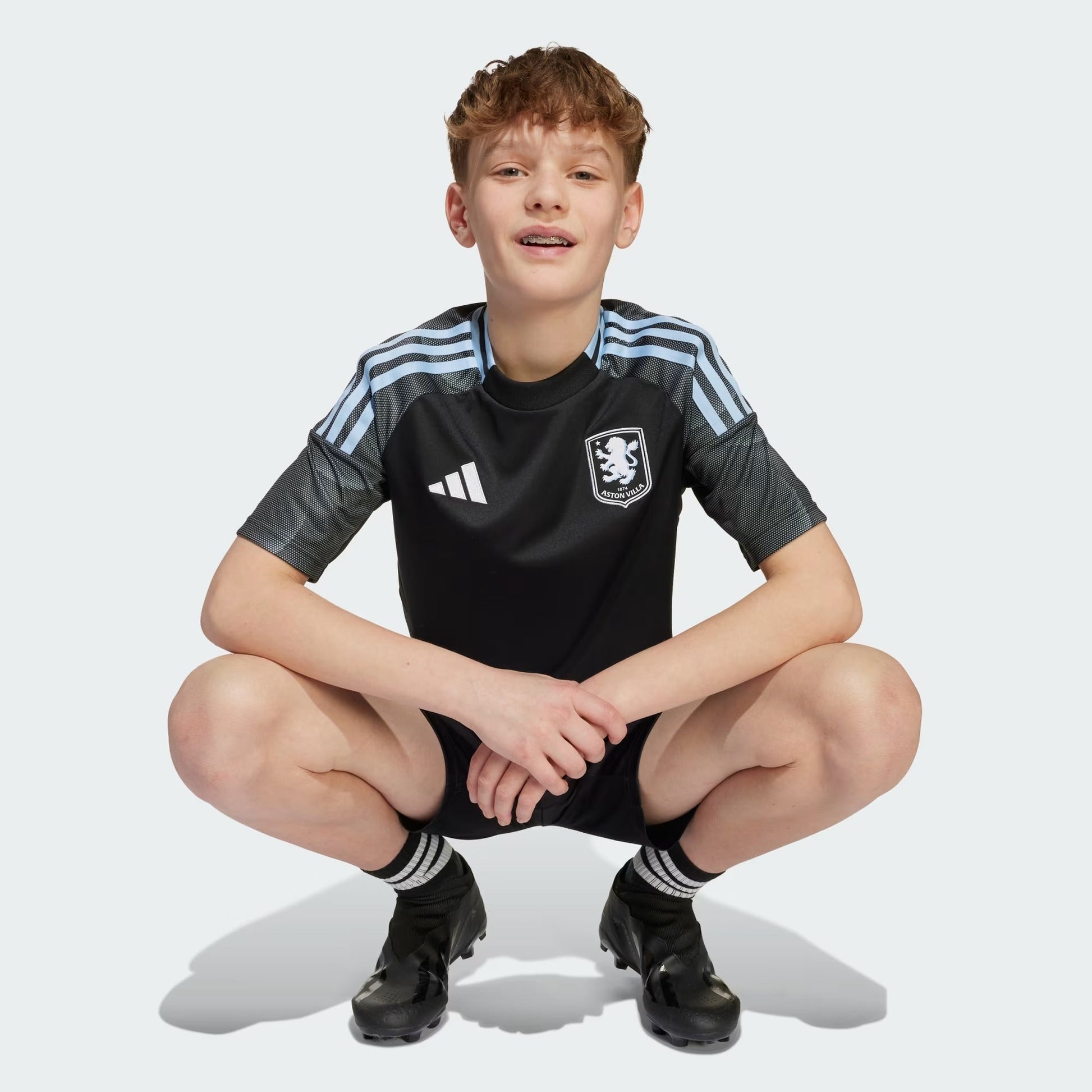 Conjunto Infantil Adidas Aston Villa 2025/26 II - detalhe