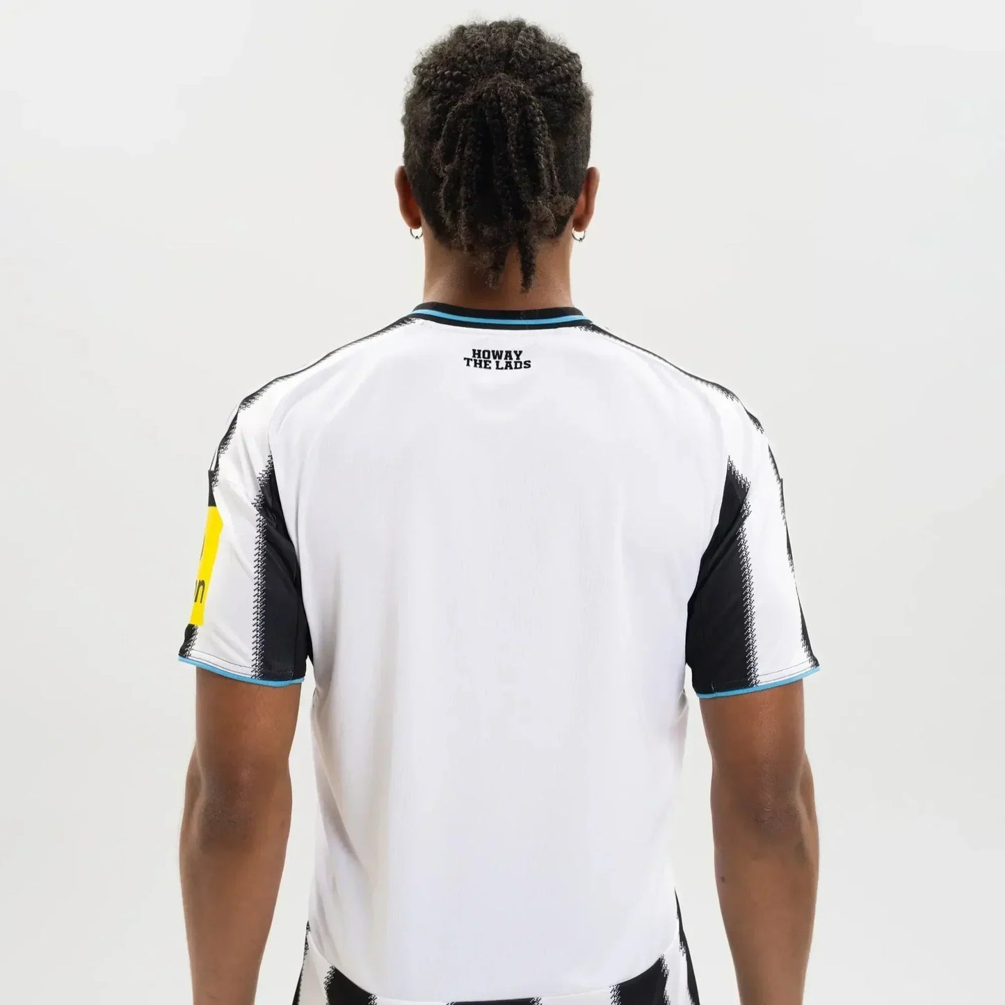 Camisa adidas Newcastle 2025/26 I - detalhe da gola