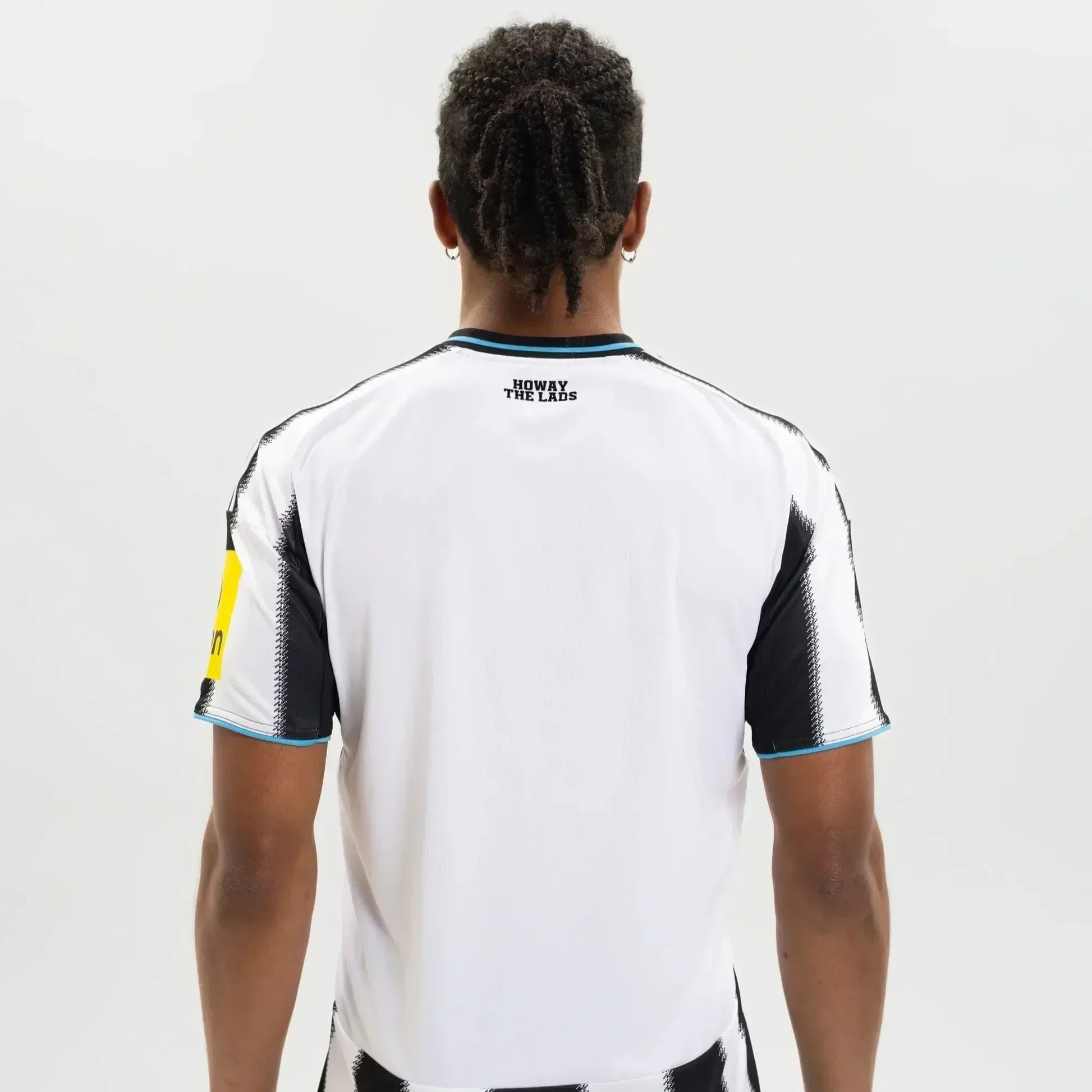 Camisa adidas Newcastle 2025/26 I - detalhe da gola