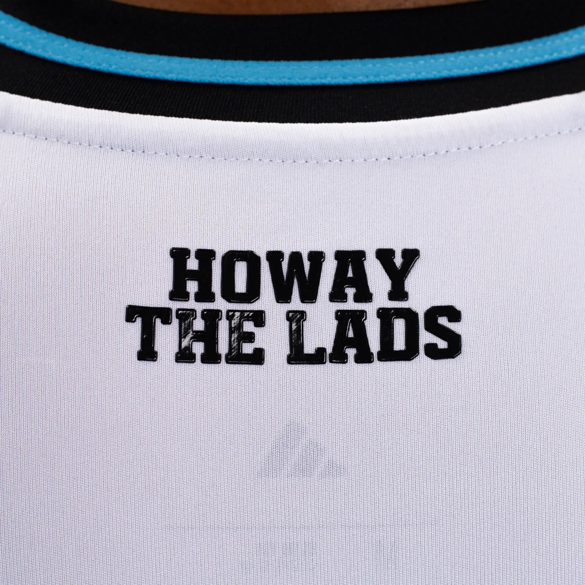 Camisa Adidas Newcastle 2025/26 I Torcedor - detalhe da manga