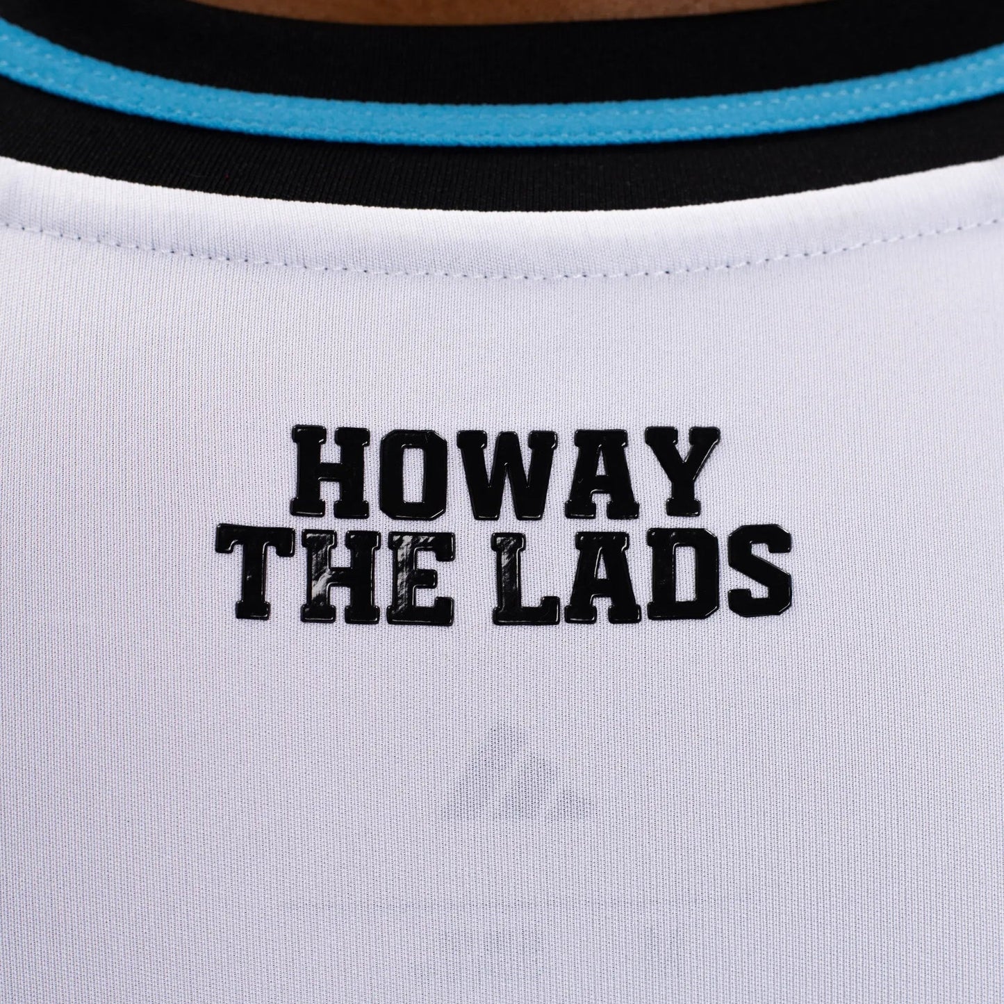 Camisa adidas Newcastle 2025/26 I - detalhe da manga