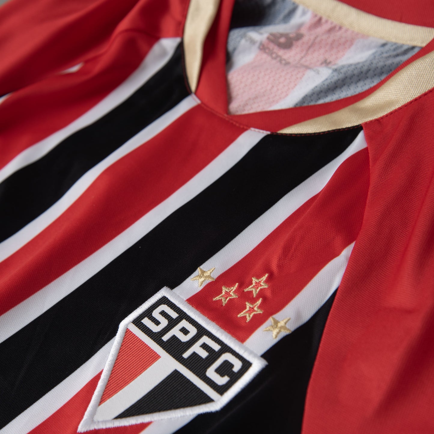 Camisa New Balance São Paulo 2025/26 II - detalhe da gola