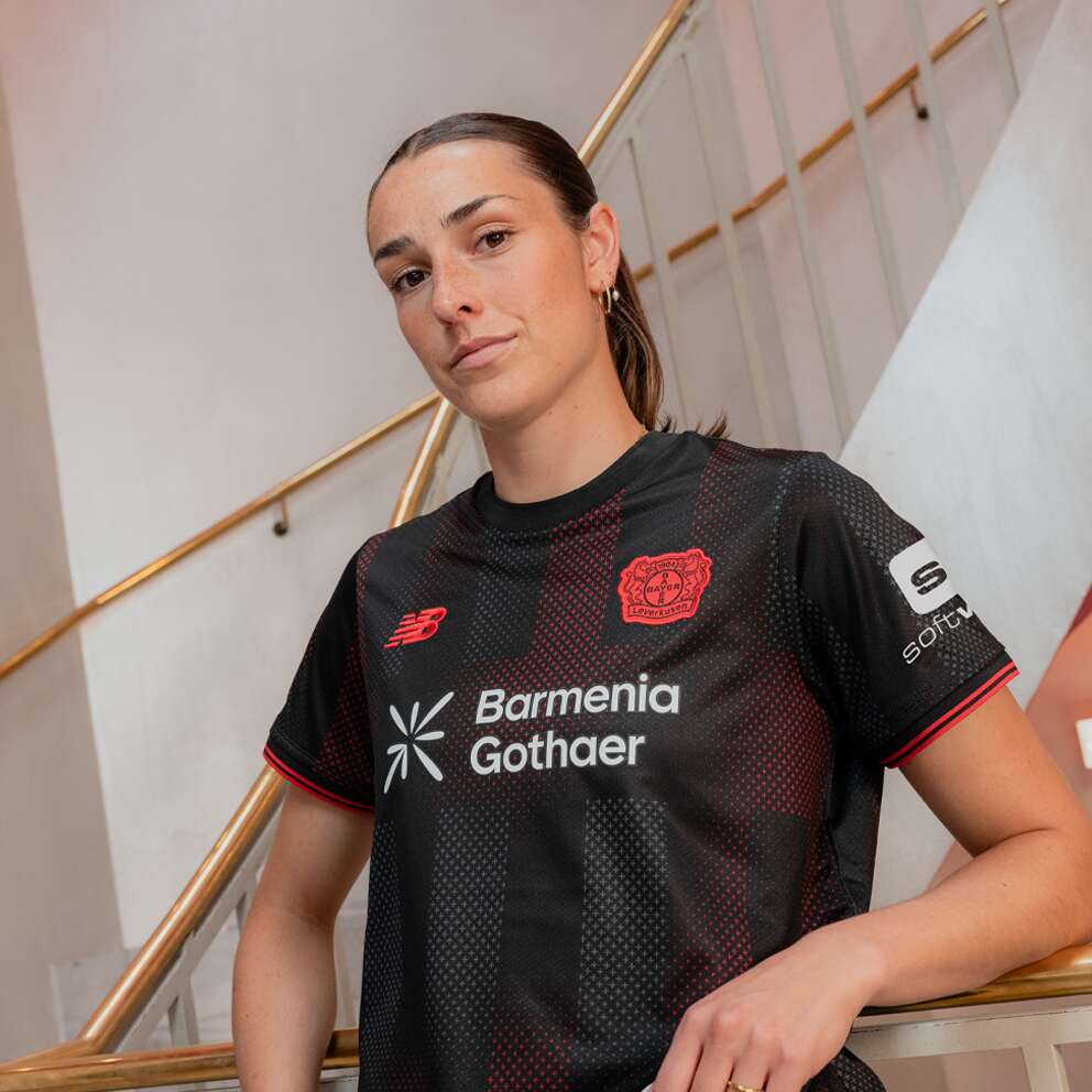 Camisa Bayer Leverkusen 2025/26 I - detalhe da gola
