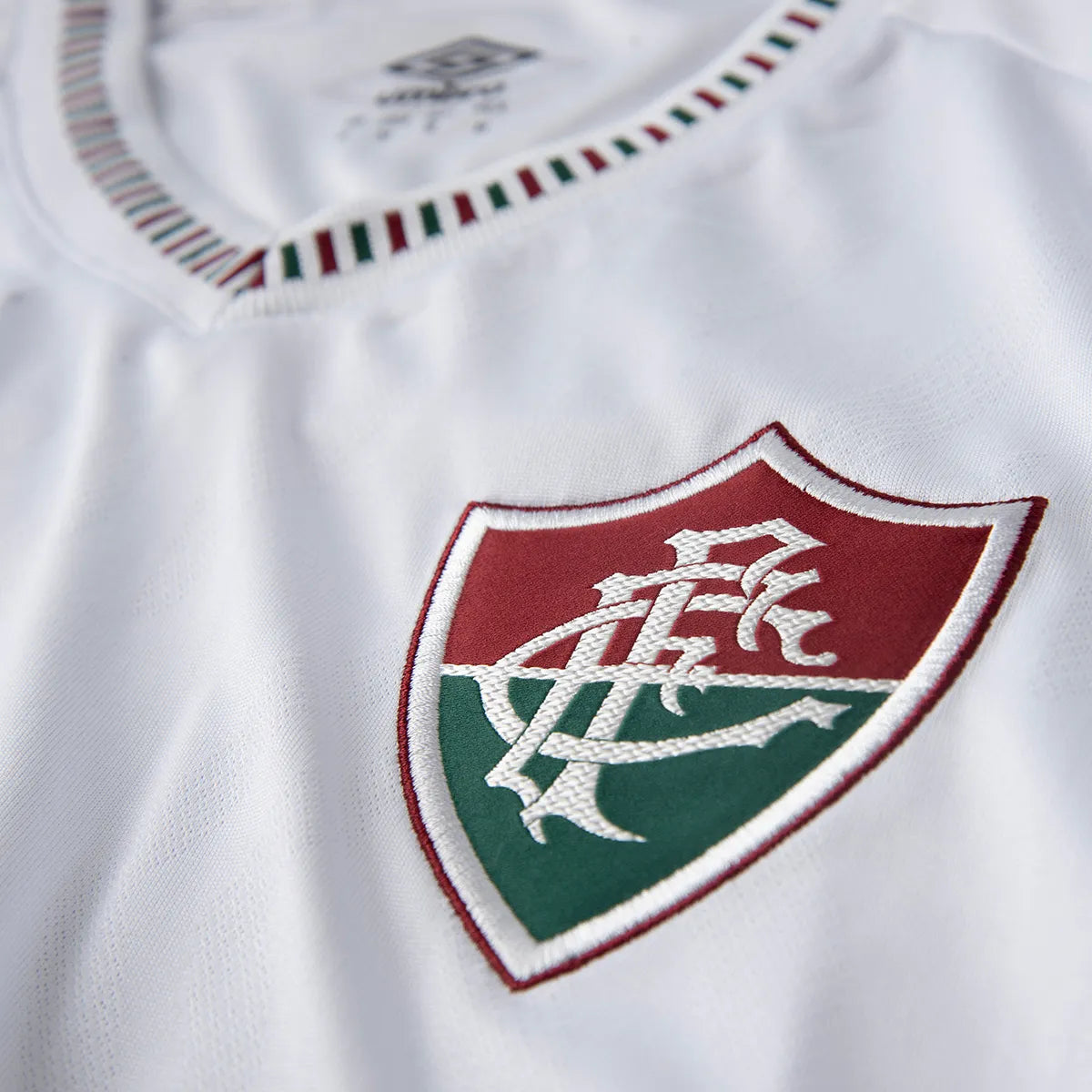 Camisa Umbro Fluminense 2025/26 II - detalhe da gola
