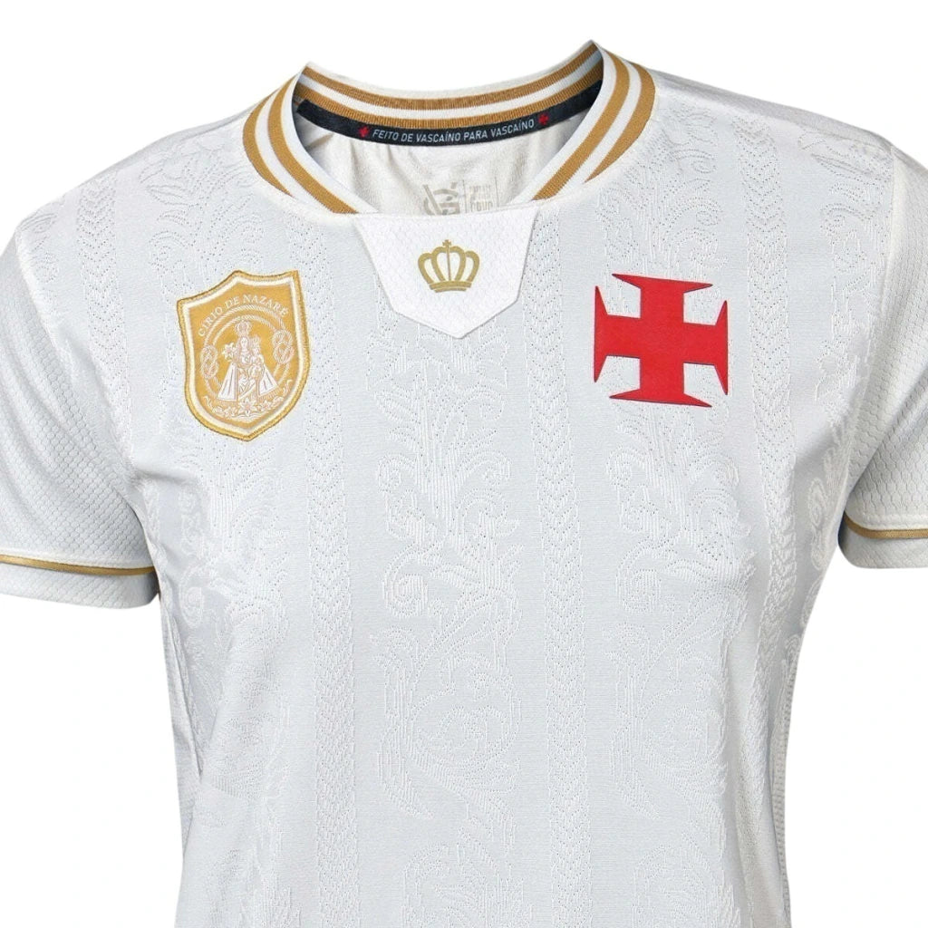 Camisa Vasco da Gama 2026/27 Círio de Nazaré Torcedora Feminina - detalhe do escudo de Nossa Senhora de Nazaré e da gola