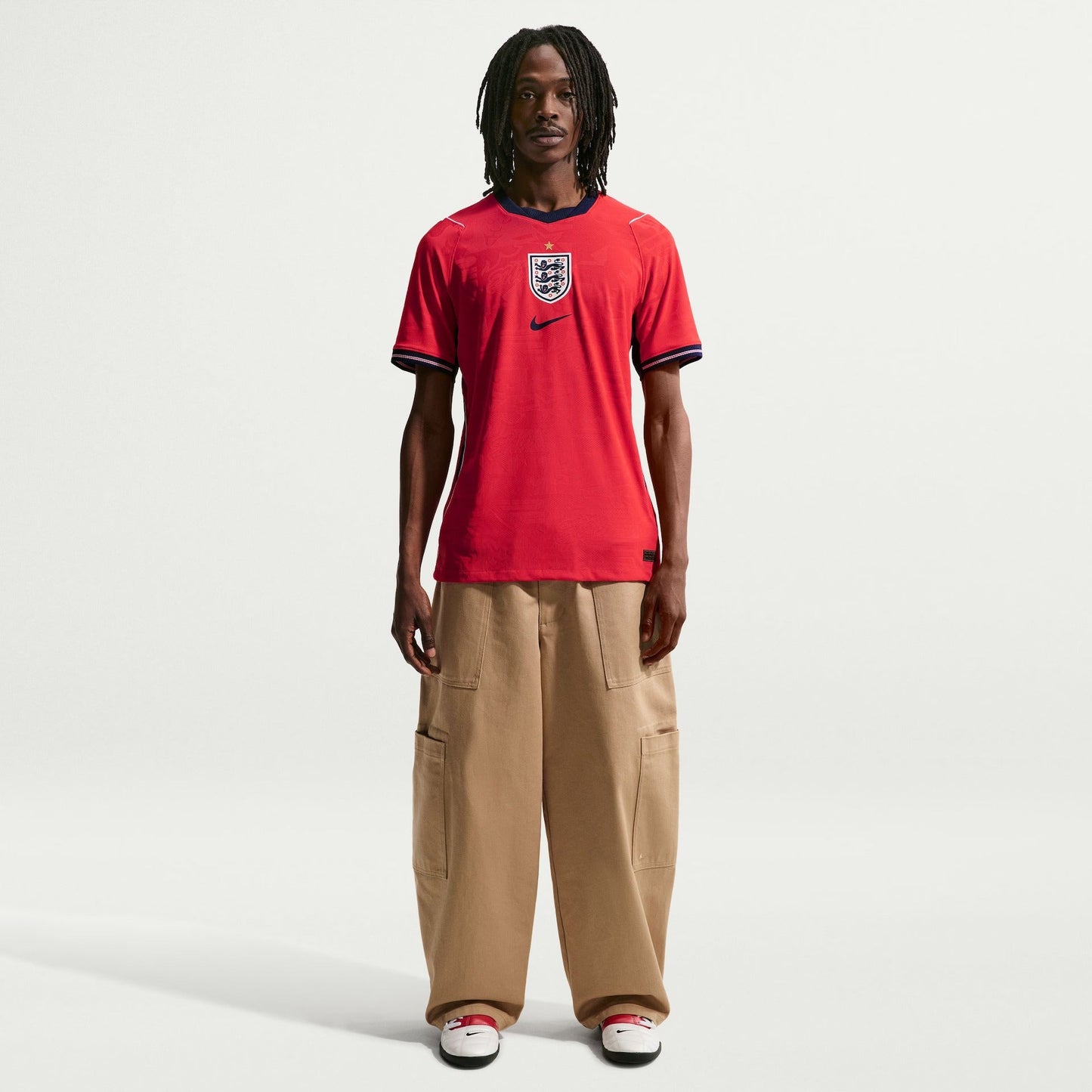 Camisa Inglaterra 2026/27 I Jogador - detalhe da gola