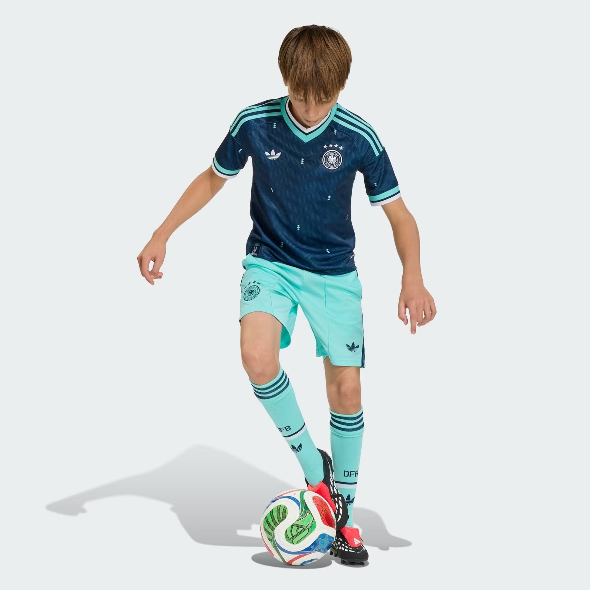 Conjunto Infantil Alemanha 2026/27 II Kit - detalhe da gola