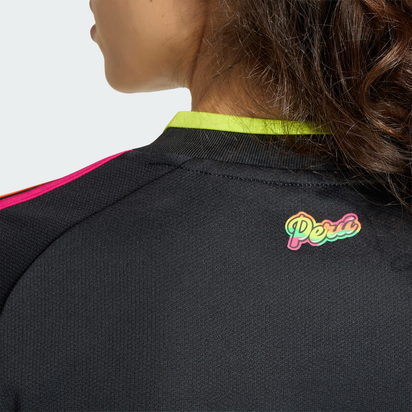 Camisa Feminina Peru 2026/27 II - detalhe da gola