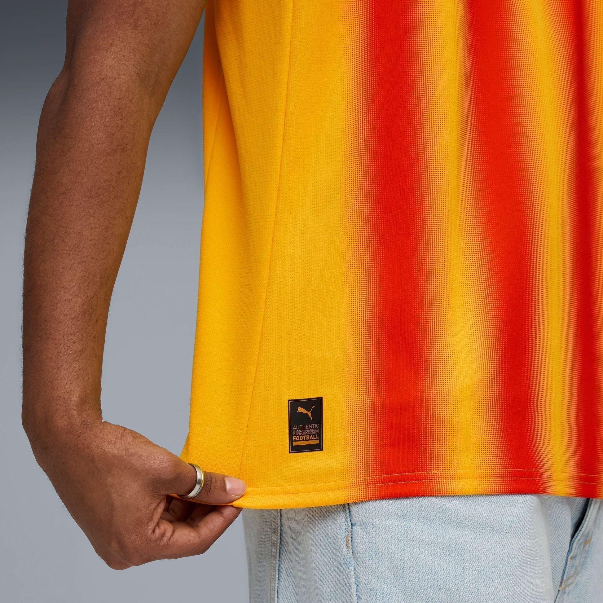 Camisa Puma Valencia 2025/26 III Torcedor - detalhe da manga