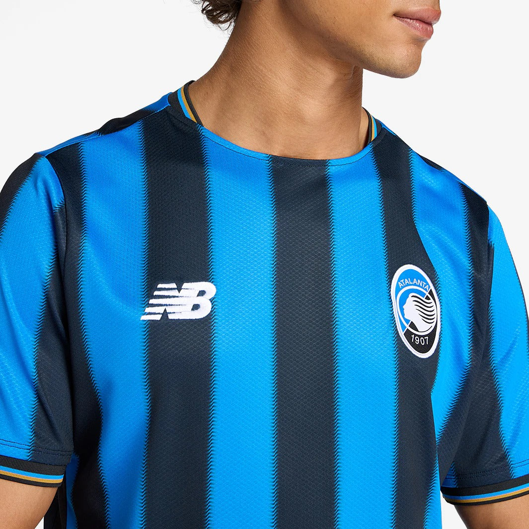 Camisa New Balance Atalanta 2025/26 I - detalhe da manga