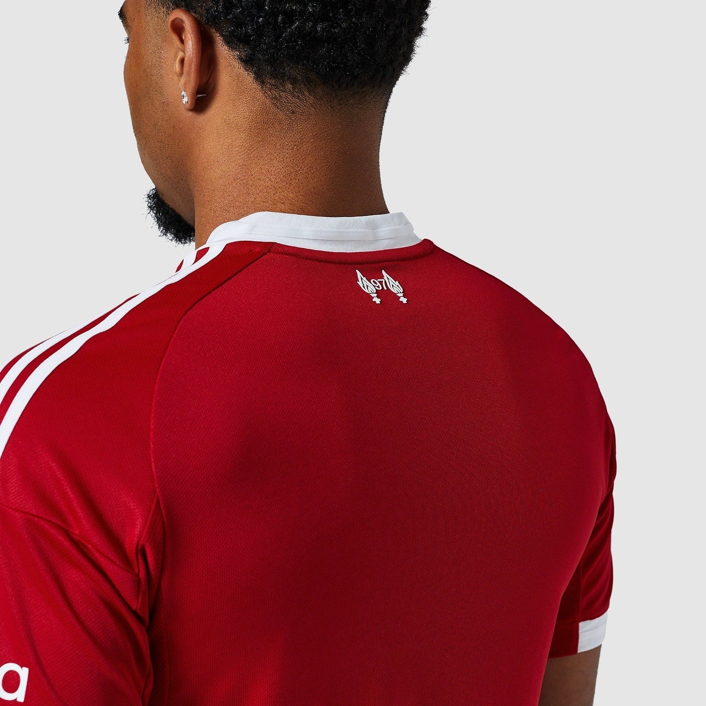 Camisa Adidas Liverpool 2025/26 I Torcedor - detalhe da manga