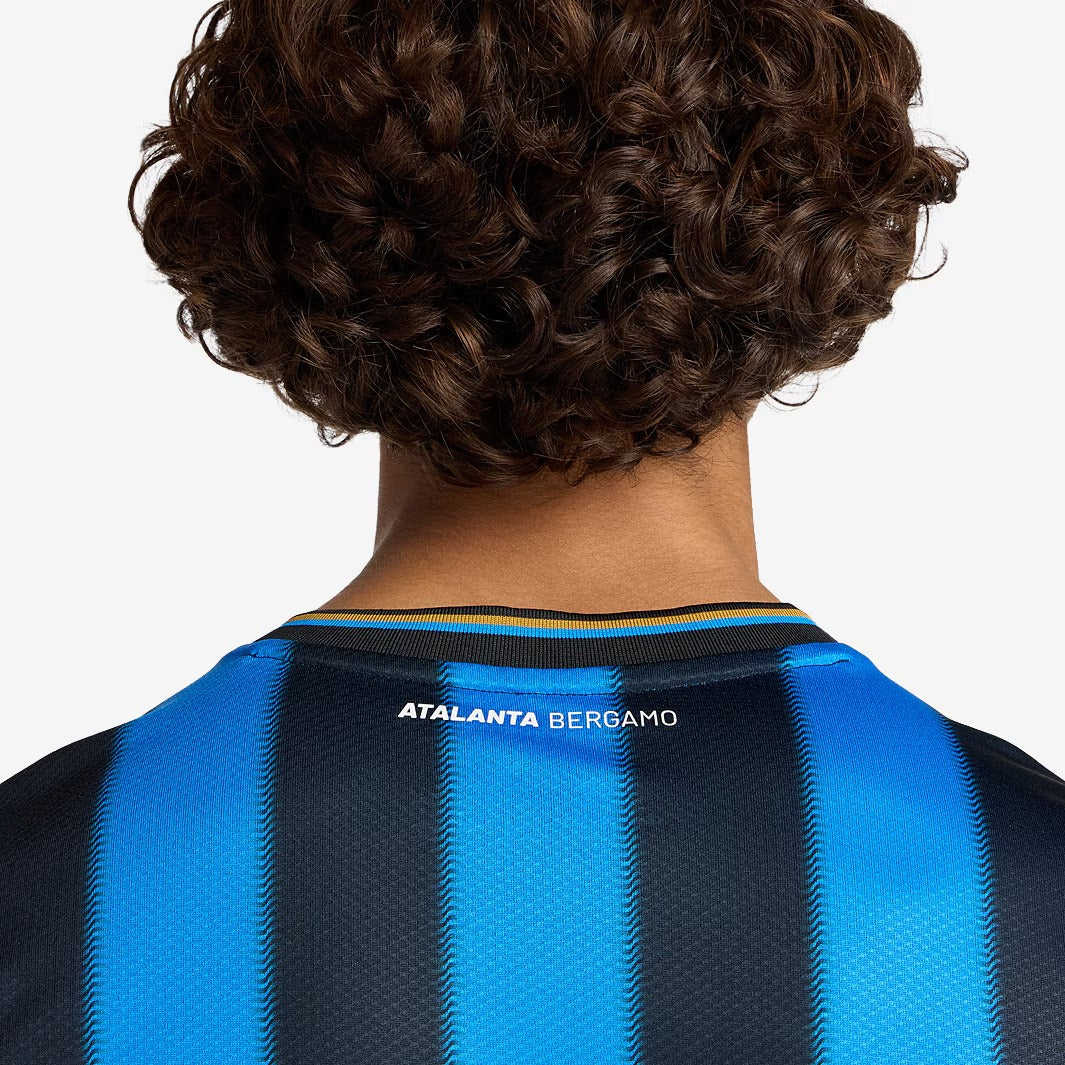 Camisa New Balance Atalanta 2025/26 I - detalhe da gola